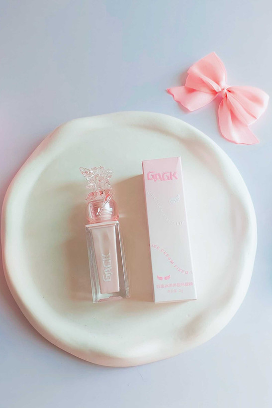 رژ لب مایع پرنسسی فرشته Gagk با طراحی فرشته و بافت ژلی خیس روی لب