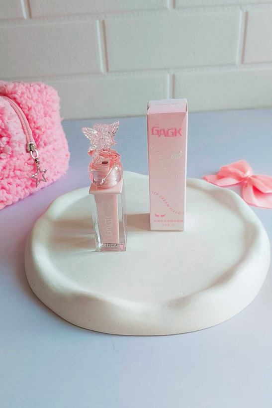 رژ لب مایع پرنسسی فرشته Gagk با طراحی فرشته و بافت ژلی خیس روی لب