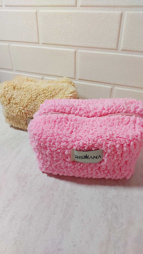 کیف آرایشی تدی رنگ صورتی با بافت نرم و پرزدار