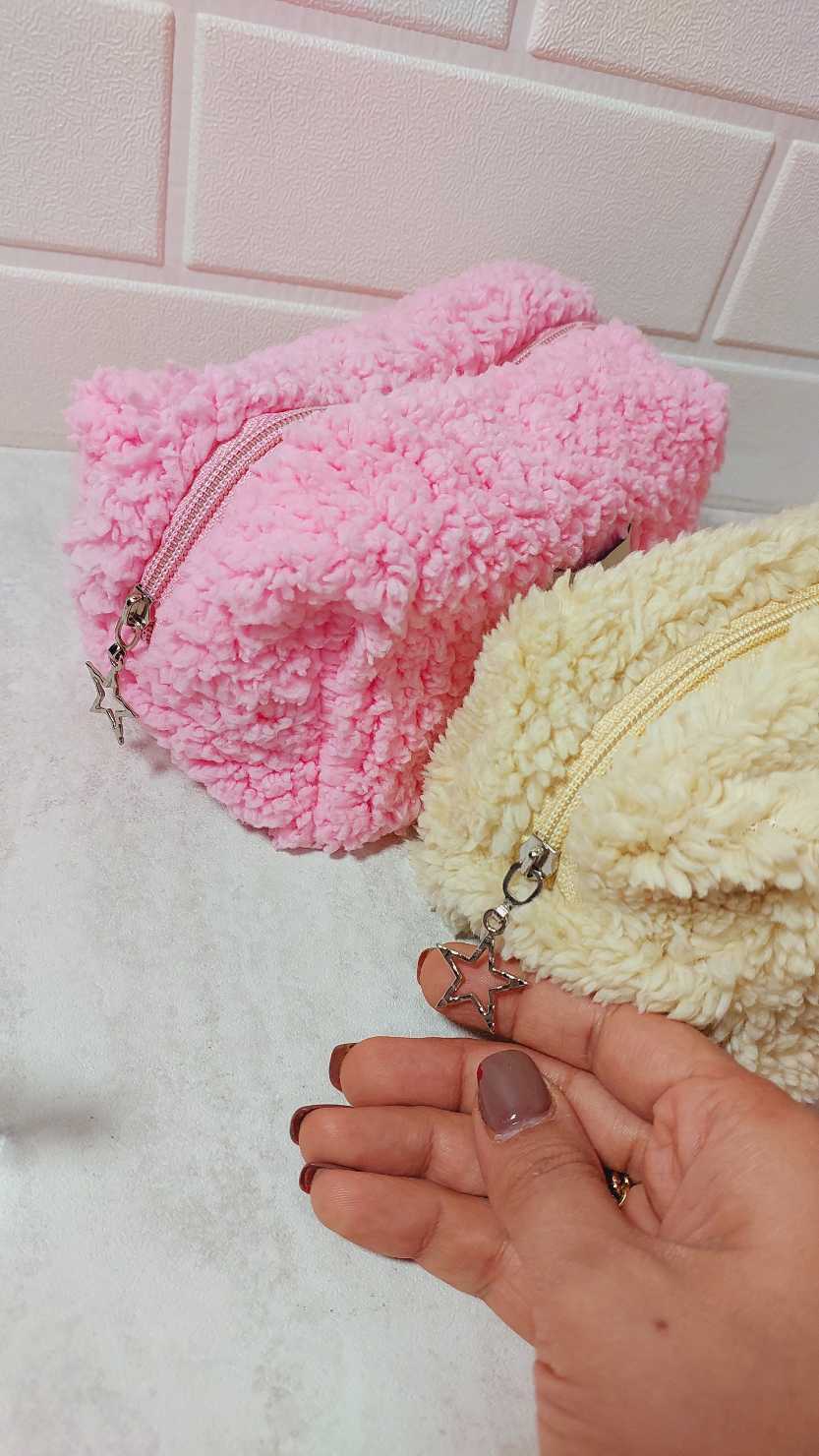 کیف آرایشی تدی رنگ کرم با ظاهر تدی پشمی و زیپ محکم