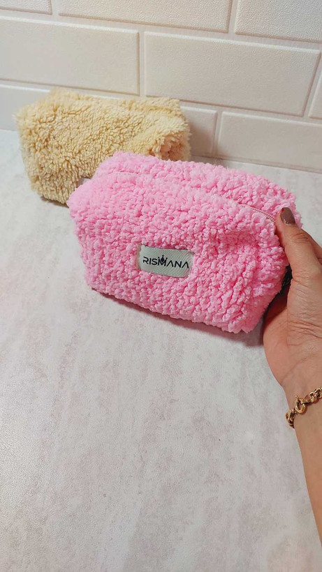 کیف آرایشی تدی رنگ صورتی با بافت نرم و پرزدار