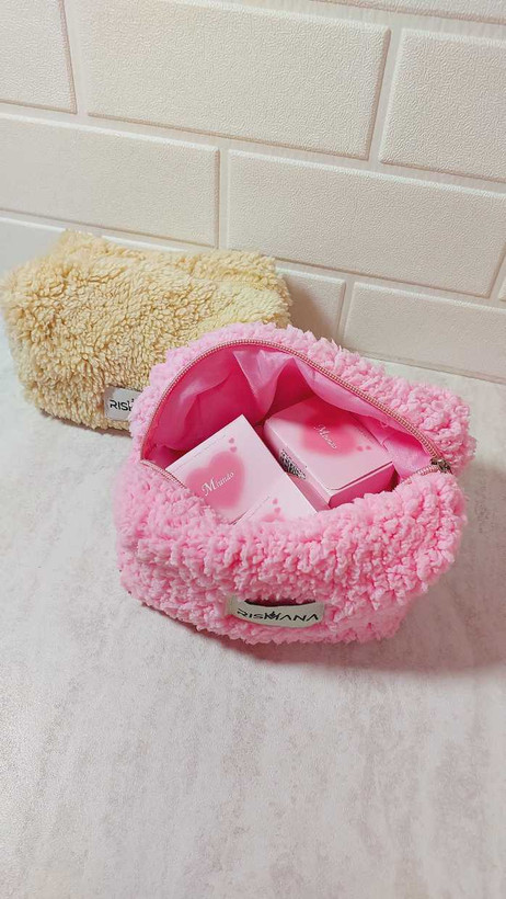 کیف آرایشی تدی رنگ کرم با ظاهر تدی پشمی و زیپ محکم