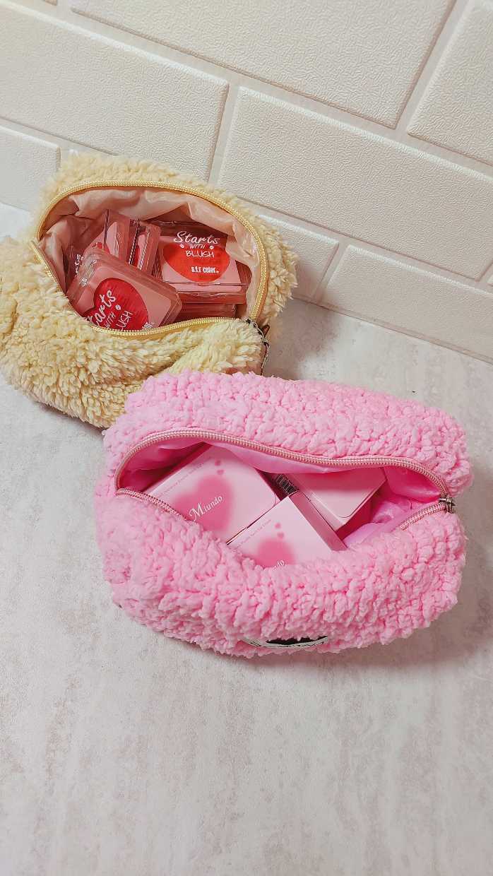 کیف آرایشی تدی رنگ صورتی با بافت نرم و پرزدار