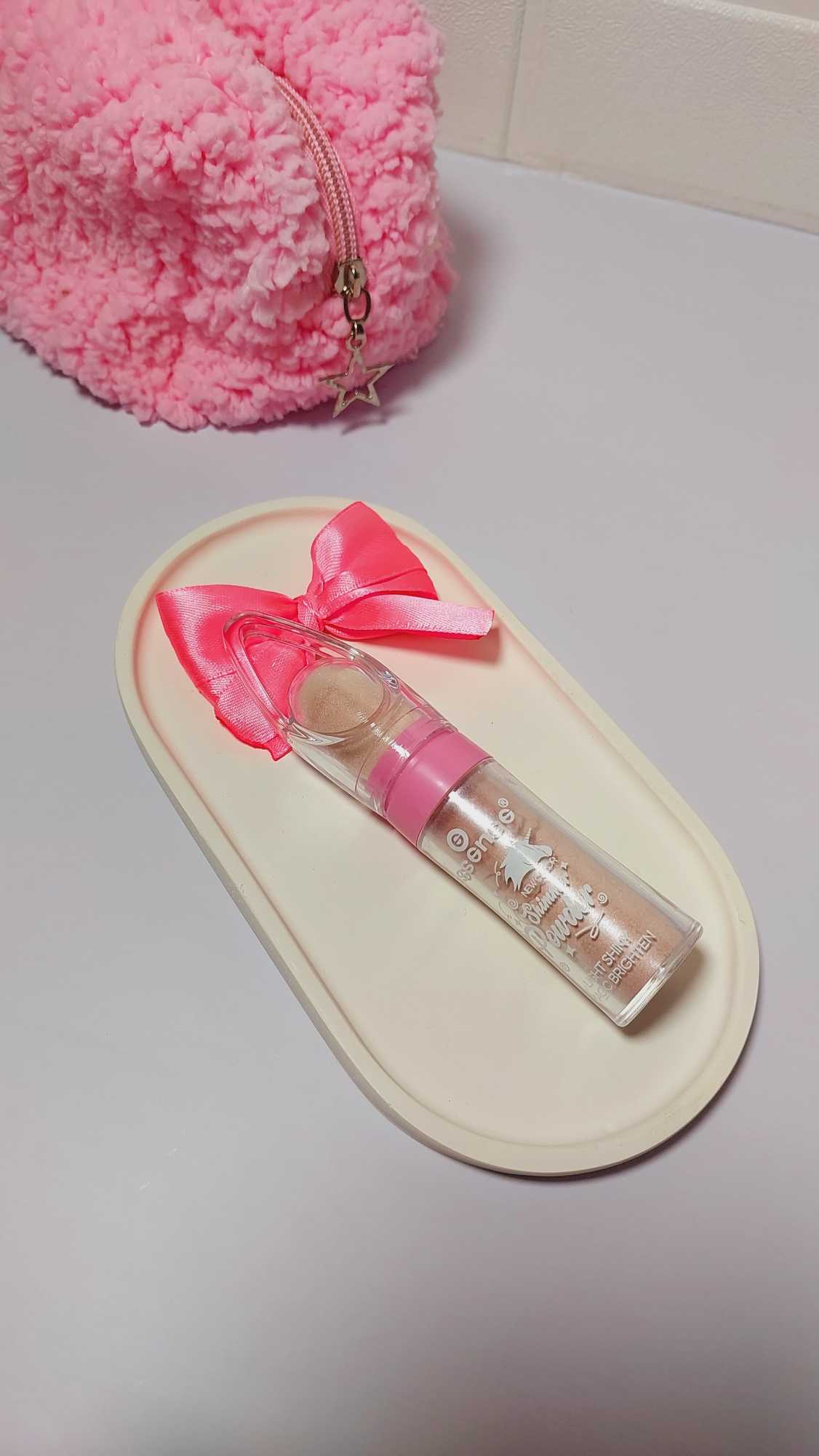 هایلایتر و شاینر پودری بدن با ذرات براق درخشان، مناسب صورت و بدن برای ایجاد جلوه درخشان و شاین ملایم