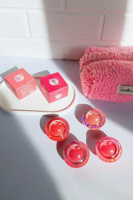 رژگونه فضایی هدی موجی پودری با طراحی کهکشانی و رنگهای فانتزی