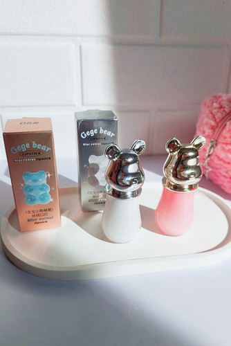 رژلب جامد مخملی GeGe Bear با پوشش مات و بافت مخملی